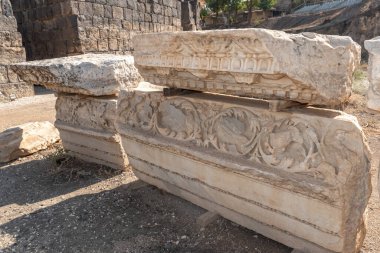 İsrail 'deki Beit She' an Ulusal Parkı 'nda dekoratif kireç taşı kirişleri oyulmuş.