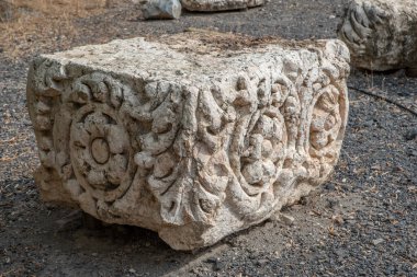 İsrail 'deki Beit She' an Ulusal Parkı 'nda dekoratif kireç taşı kirişleri oyulmuş.