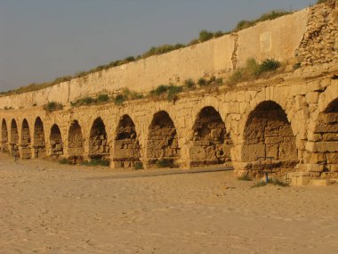Caesarea Ulusal Parkı 'ndaki antik Roma su kemeri.