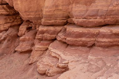 İsrail 'in güneyindeki Kızıl Kanyon. Doğal kaya oluşumlarına yakın.
