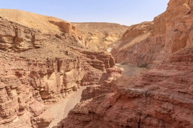 İsrail 'in güneyindeki Kızıl Kanyon. Doğal kaya oluşumları.