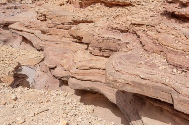 İsrail 'in güneyindeki Kızıl Kanyon. Doğal kaya oluşumlarının daha yakın görüntüsü.