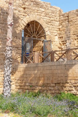 Caesarea Ulusal Parkı 'ndaki antik kalıntılar İsrail' in duvarlarla çevrili şehrinin arkeolojik kalıntıları..