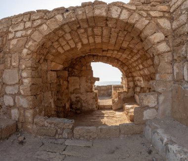 Caesarea Ulusal Parkı 'ndaki antik kalıntılar İsrail' in duvarlarla çevrili şehrinin arkeolojik kalıntıları..