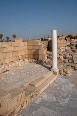 Caesarea Ulusal Parkı 'ndaki antik kalıntılar İsrail' in duvarlarla çevrili şehrinin arkeolojik kalıntıları..
