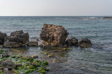 İsrail 'deki Caesarea Ulusal Parkı' ndaki antik limandan kalanlar.