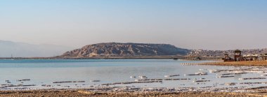 İsrail 'de sabahın erken saatlerinde dağlarla birlikte ölü deniz manzarası