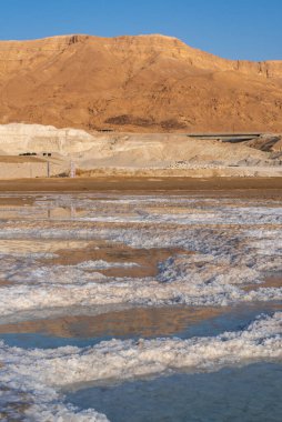 İsrail 'de sabahın erken saatlerinde dağlarla birlikte ölü deniz manzarası