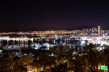 Eilat gökyüzü alacakaranlıkta İsrail 'deki Kızıl Deniz' in ışıkları altında