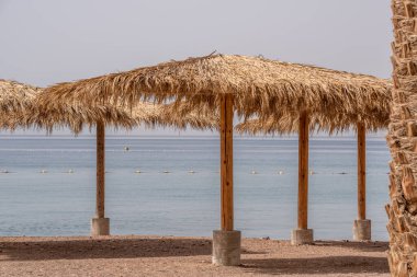 İsrail, Eilat 'ta gölge şemsiyeli plaj sahnesi