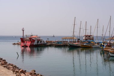 İsrail 'in güneyindeki Eilat' taki Kızıldeniz limanında tekneler