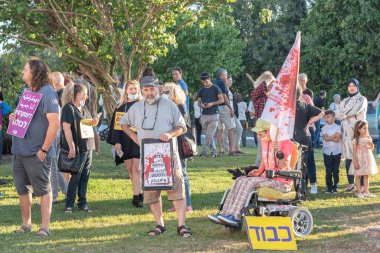 Kiryat Tivon, İsrail 05-13-2021 Arap ve Yahudilerin sorunlu bir dönemde birlik için barışçıl bir gösteri. Mor tabelada 