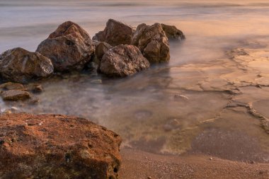 İsrail, Hayfa yakınlarındaki sahil şeridinde güzel bir Akdeniz günbatımının uzun pozlama resmi