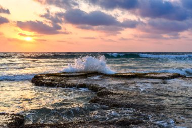 İsrail, Hayfa yakınlarındaki sahil şeridinde güzel Akdeniz günbatımı