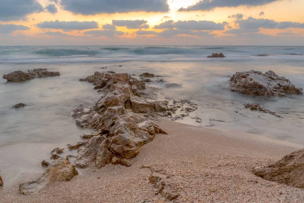 İsrail, Hayfa yakınlarındaki sahil şeridinde güzel bir Akdeniz günbatımının uzun pozlama resmi