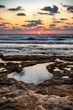 İsrail, Hayfa yakınlarındaki sahil şeridinde güzel Akdeniz günbatımı