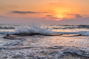 İsrail, Hayfa yakınlarındaki sahil şeridinde güzel Akdeniz günbatımı