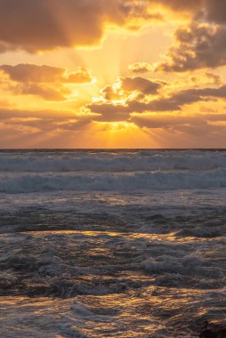 İsrail, Hayfa yakınlarındaki sahil şeridinde güzel Akdeniz günbatımı