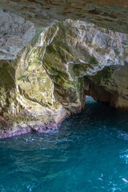 Rosh Hanikra Ulusal Parkı mağarası turkuaz suyla dolu.