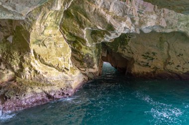Rosh Hanikra Ulusal Parkı mağarası turkuaz suyla dolu.