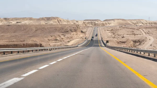 南イスラエルのネゲヴ砂漠を通る高速道路 — ストック写真
