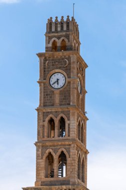 Güneşli bir günde Acre, Akko, İsrail 'deki saat kulesi