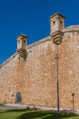 Acre 'nin antik şehir duvarlarındaki gaurd kuleleri, İsrail' deki Akko. 