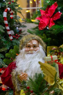 Hayfa, İsrail 'de Noel zamanı bir mağazanın vitrininde nostaljik bir Noel Baba figürü.