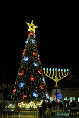 Hayfa, İsrail 12-17-2025 Tatil Sergisi Hayfa, İsrail 'deki Alman Kolonisinde Noel ve Hanuka' yı temsil ediyor..