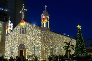 Hayfa, İsrail 'de Noel için dekore edilen Melkite Katolik Katedrali' nin Aziz Elias Katedrali. Yunan Ortodoks Kilisesi