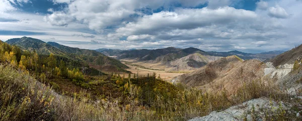 Outono nas montanhas Altai — Fotografia de Stock