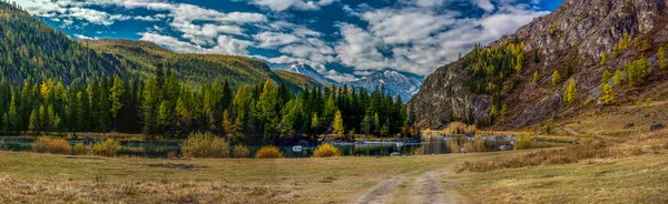 On the bank of the Chuya river — Stock Photo, Image