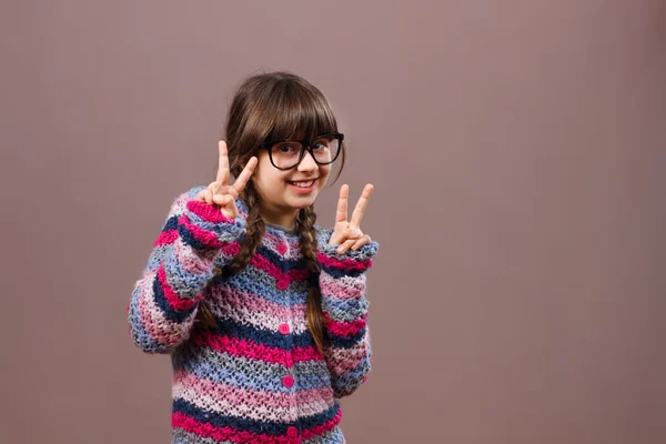 Girl is showing peace sign — Stock Photo, Image