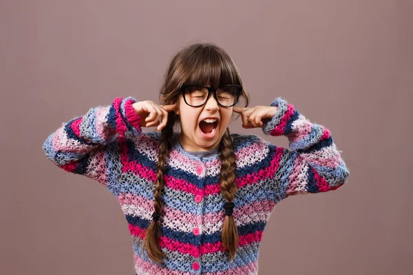 Boos gillen nerd meisje — Stockfoto