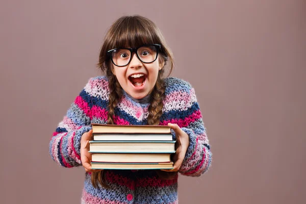 本と小さな学校の女の子 — ストック写真