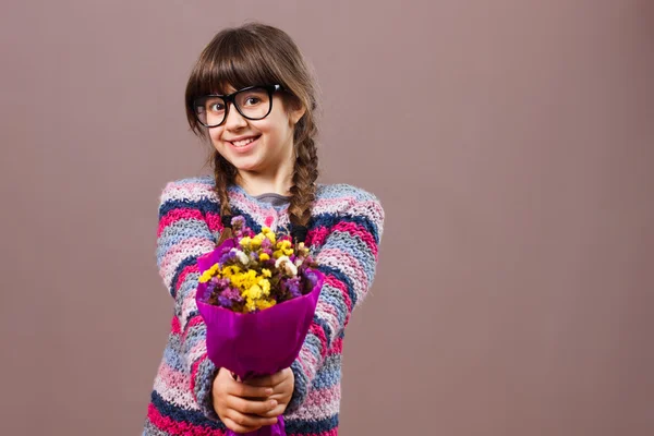 Meninas com flores buquê — Fotografia de Stock