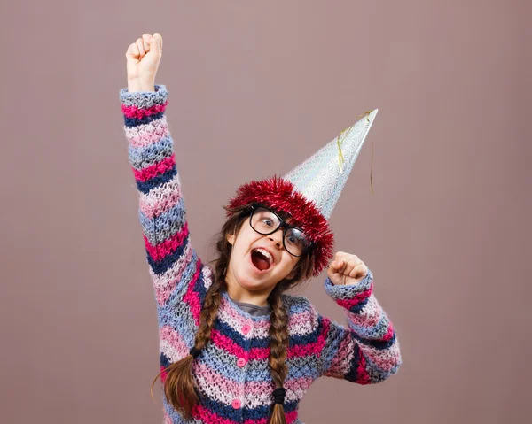 Niña usando sombrero de carnaval —  Fotos de Stock