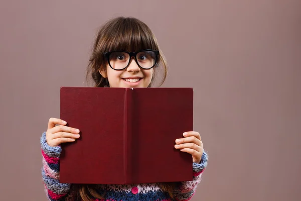 Nerd meisje bedrijf boek — Stockfoto