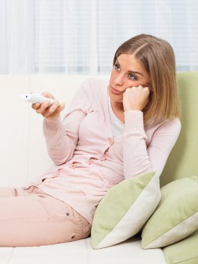 TV izlerken güzel sıkılmış kadın