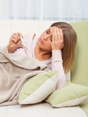 genç kadının Sıcaklığı ölçme