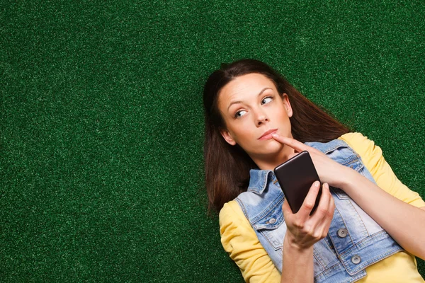 Mulher com mensagem de envio de telefone — Fotografia de Stock