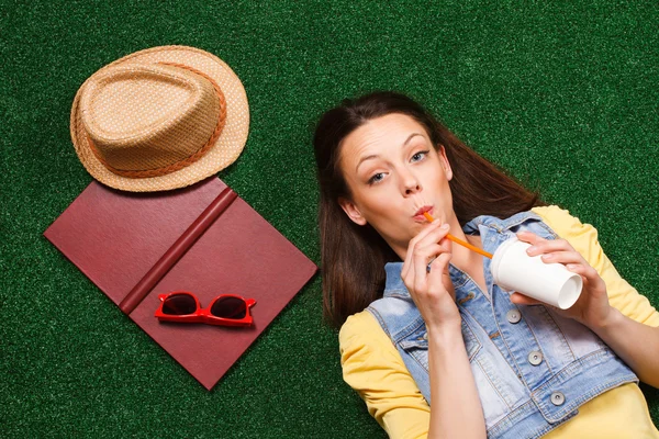 Vrouw koffie drinken op gras — Stockfoto