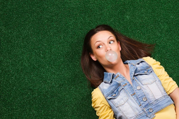 Woman blowing bubble gum — Stock Photo, Image