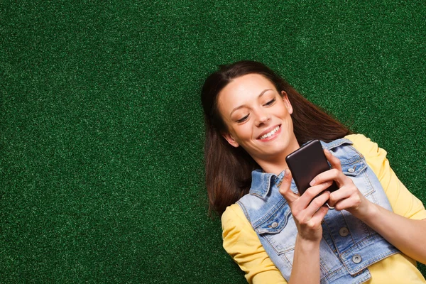 Mujer con el mensaje de envío de teléfono —  Fotos de Stock