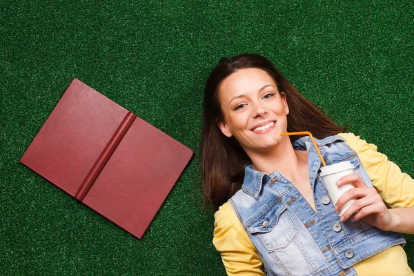 Mujer con libro beber café —  Fotos de Stock