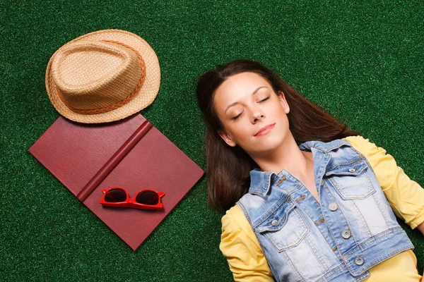 Woman sleeping on grass — Stock Photo, Image