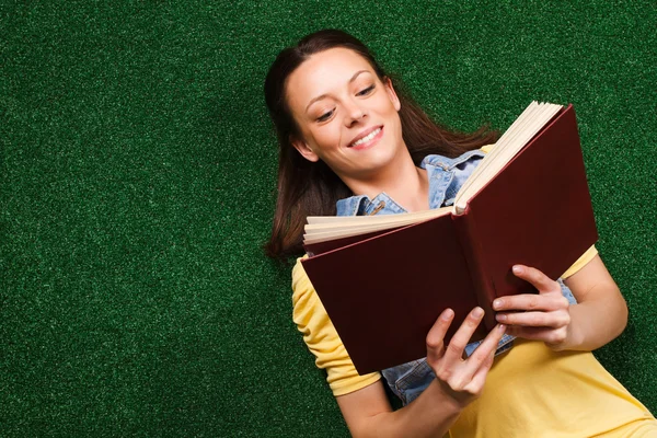 Vrouwelijk leesboek — Stockfoto