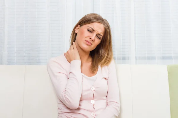 La mujer tiene dolor de cuello —  Fotos de Stock