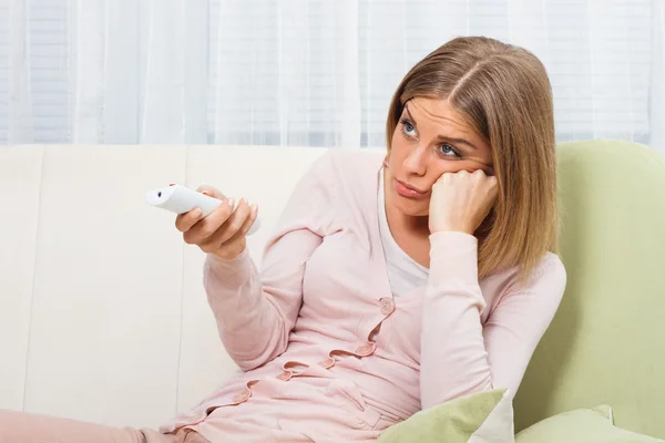 Hermosa mujer aburrida viendo la televisión — Foto de Stock