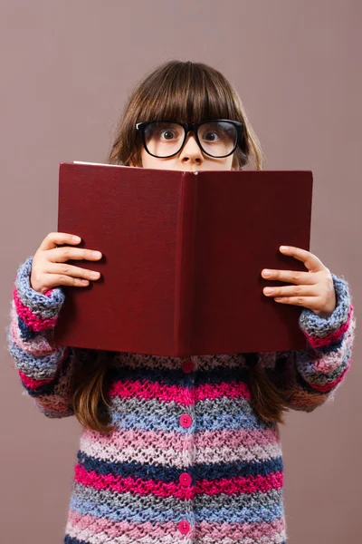 Pequeña chica nerd con libro — Foto de Stock